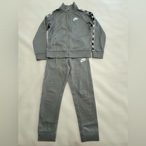 Nike Kids Gray 2 Piece Tracksuit with Full Zip Jacket and Pants Size 6/7